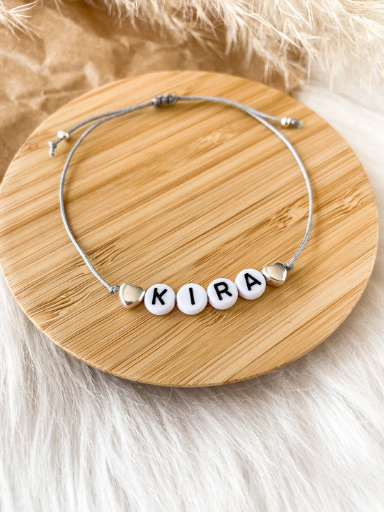 Armband mit Buchstaben
