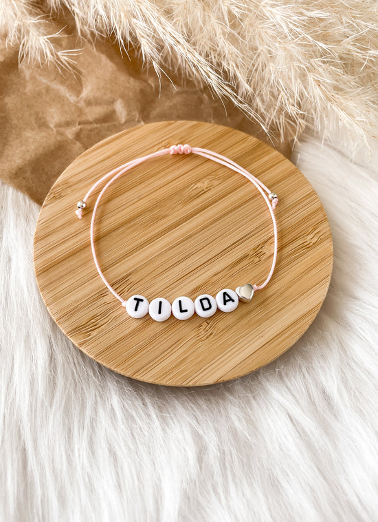 Zierliches Armband mit Buchstaben