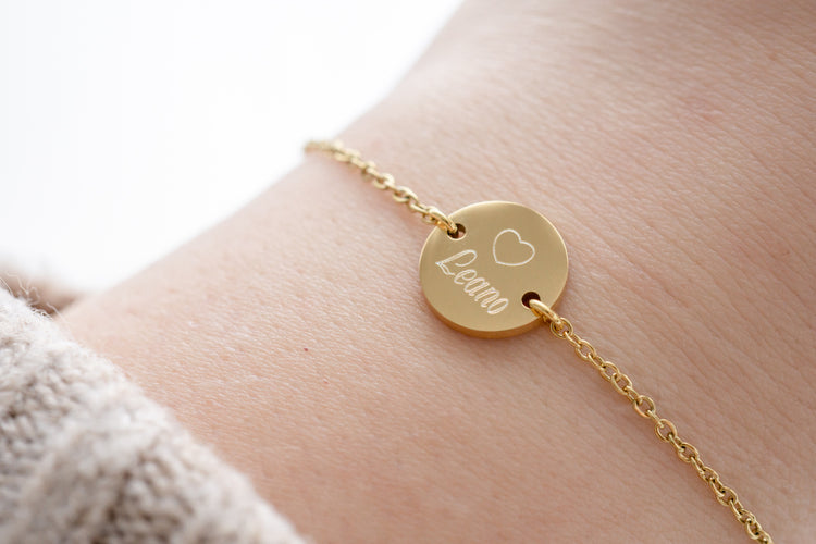 mit Personalisiertes Armband – Goldglänzend Gravur